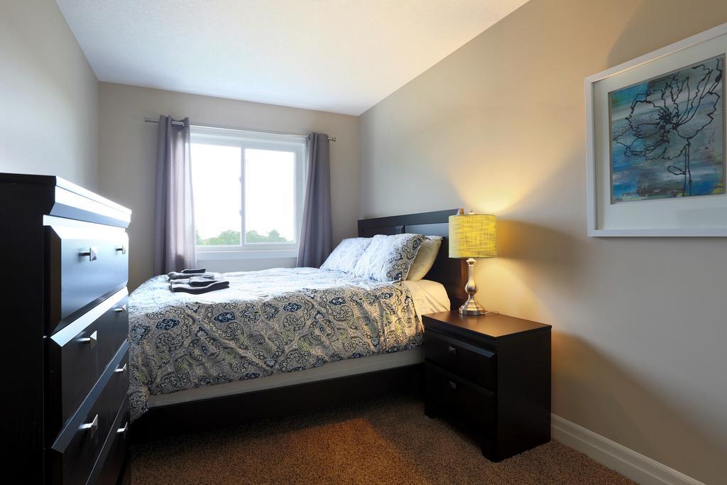 Boardwalk Homes - Executive Guest Rooms & Townhomes Kitchener Kamer foto